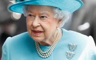 Élisabeth II et sa broche Boucheron