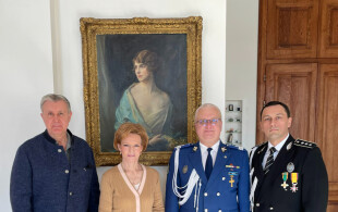 Margareta et Radu de Roumanie recevant les autorités de police de Savarsin