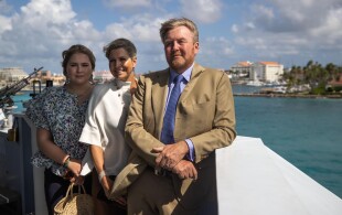 Arrivée de la famille royale des Pays-Bas par la mer à Curaçao