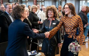 Mary de Danemark remet les prix de l'aide à l'enfance