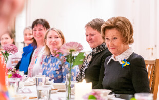 La reine de Norvège déjeune avec des réfugiés ukrainiens à Oslo