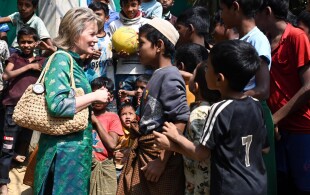 Mathilde de Belgique au camp de réfugiés de Cox's Bazar au Bangladesh