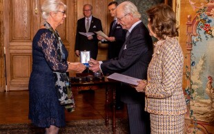 Carl XVI Gustaf et Silvia de Suède remettent des médailles  au Palais royal de Stockholm