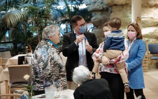 Guillaume et Stéphanie de Luxembourg, Charles de Luxembourg visitent une structure pour seniors à Mamer