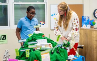 Amalia des Pays-Bas visite la seule école primaire de Saba