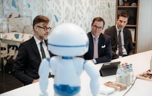 Guillaume de Luxembourg découvre le robot Qtrobot