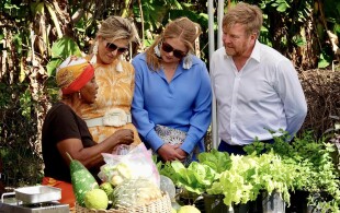 Willem-Alexander et Maxima des Pays-Bas, Amalia- des Pays-Bas à Saint Eustache visitant un projet potager