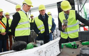 Philippe de Belgique visite un centre de recyclage à Obourg en Hainaut