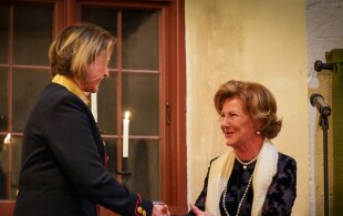 Sonja de Norvège reçoit la médaille du mérite de la garde norvégienne