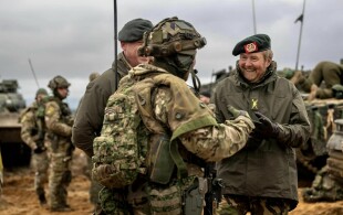 Willem-Alexander des Pays-Bas visite le contingent néerlandais de l'OTAN en Lituanie