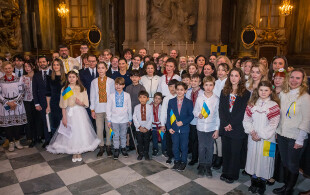 La famille royale de Suède en la chapelle du Palais royal pour commémorer le 1e anniversaire de la guerre en Ukraine