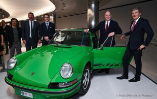 Albert de Monaco inaugure l'exposition sur 75 ans de voitures Porsche à Port-Hercule