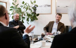 Frederik de Danemark à une réunion de la Croix-Rouge à Copenhague
