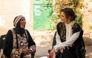 Rania de Jordanie à Al Karak visitant une association de femmes