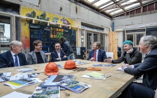 Willem-Alexander des Pays-Bas visite un projet de logements collectifs à Den Bosch