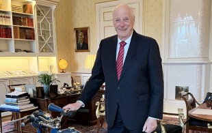 86 ans du roi de Norvège qui a reçu sa première moto restaurée