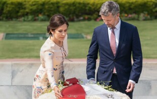 Frederik et Mary de Danemark : recueillement au mausolée de Gandhi