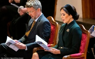 Frederik et Mary de Danemark en l'église de Holmen pour le 1e anniversaire de la guerre en Ukraine