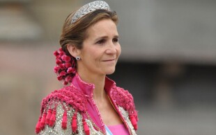 Elena d'Espagne arrive à la cathédrale Storkyrkan pour le mariage de la princesse héritière Victoria de Suède et de Daniel Westling, à Stockholm, le 19 juin 2010.