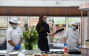 La princesse de Galles fait des crêpes dans une maison de repos à Slough