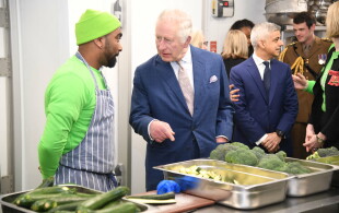 Le roi Charles III visite le projet Felix à Poplar