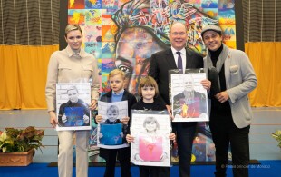 Albert, Charlène, Jacques et Gabriella de Monaco dévoilent l’œuvre artistique collective réalisée par Mr One Teas