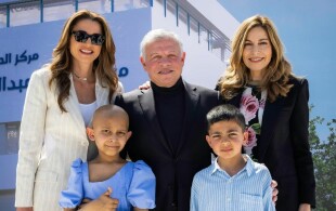 Abdallah, Rania et Ghida de Jordanie à Aqaba pour la pose de la première pirerre du centre Roi Hussein de lutte contre le cancer