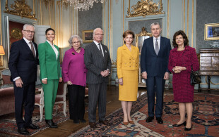 La princesse Margareta et le prince Radu de Roumanie au Palais royal de Stockholm reçus par la famille royale de Suède