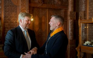 Willem-Alexander des Pays-Bas décerne la médaille d'honneur pour l'art et la science de la Maison d'Orange au photographe Erwin Olaf