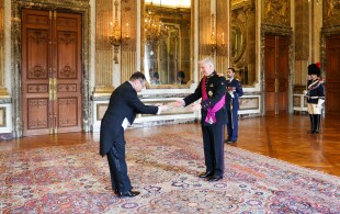 Philippe de Belgique reçoit de nouveaux amabassadeurs
