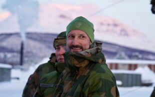 Haakon de Norvège aux manoeuvres d'hiver de l'armée