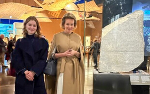 Mathilde et Elisabeth de Belgique ont visité des expositions en lien avec l'Egypte avant leur voyage en Egypte
