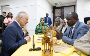 Charles III en visite auprès de la communauté soudanaise  pour les 20 ans du génocide au Darfour