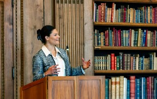 Victoria de Suède à la Bibliothèque Bernadotte du Palais royal pour une discussion avec de futurs diplomates