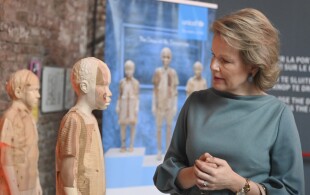 Mathilde de Belgique à une exposition de la commission européenne et de l'UNICEF à Bruxelles