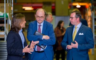 Guillaume de Luxembourg visite une entreprise de construction