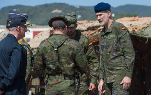 Felipe d'Espagne à Ibiza à des manoeuvrs de l'armée