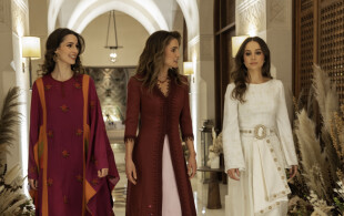 Rania et Iman de Jordanie et Rajwa Al Saif lors de la soirée du henné organisée en amont du mariage d'Iman, au palais Al Husseiniya, le 7 mars 2023.
