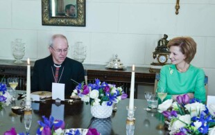 Margareta de Roumanie reçoit l'archevêque de Cantorbéry