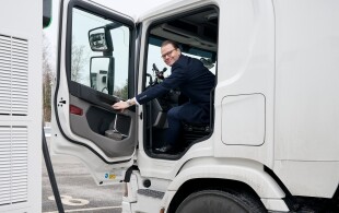 Daniel de Suède visite l'entreprise de transport Scania