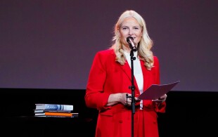 Mette-Marit de Norvège remet le prix de la critique littéraire de la jeunesse 2023