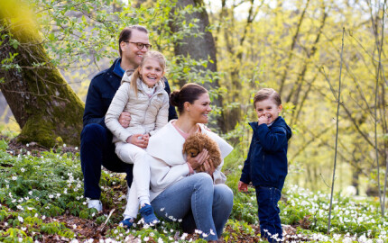 Victoria et Daniel de Suède avec leurs enfants et leur nouveau chien en mai 2020 