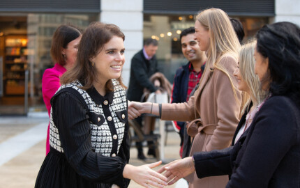 Eugenie d'York découvre l'exposition Art Is Freedom à Londres le 20 octobre 2021.
