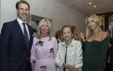 LL. AA. RR. le prince Paul et la princesse Marie-Chantal de Grèce et leur fille, S. A. R. la princesse Maria-Olympia, entourent Doris Brynner en septembre 2020 au Cheval Blanc à Paris.