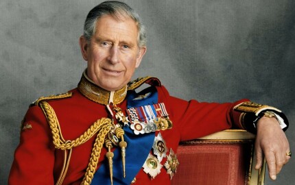 Aux marches du pouvoir depuis plus de soixante ans, Charles sera appelé à régner lorsque sa mère disparaîtra. Il posait en grand uniforme, mais de manière décontractée pour son soixantième anniversaire en novembre 2008.