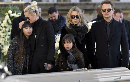 Leaticia Hallyday ses filles et Laura Smet et David Hallyday lors des obsèques de Johnny le 9 décembre 2017