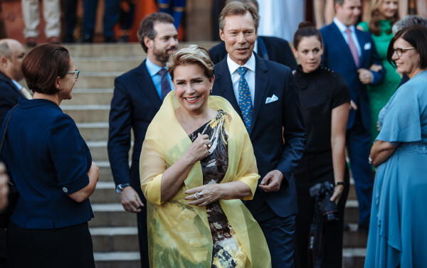 Henri et Maria Teresa de Luxembourg lors d'une garden-party au Château de Berg, le 28 juin 2022. 