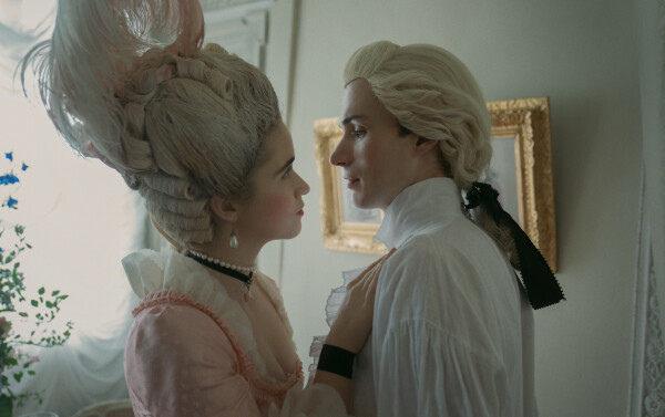 La série Les Liaisons Dangereuses, diffusée à partir du 6 novembre 2022 sur Starzplay. 