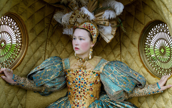 Liv Hill prête ses traits à Catherine de Médicis jeune dans The Serpent Queen, la nouvelle série Starz consacrée à la reine de France. 