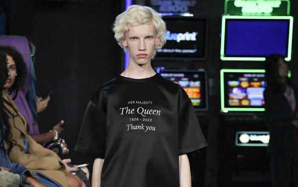 JW Anderson SS 2023 : t-shrit oversize noir, floqué avec les dates de naissance et de décès d'Elizabeth II. 